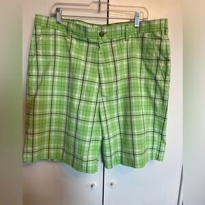 Men’s IZOD men’s golf shorts, 4 pockets, 100% polyester, green, white checkered